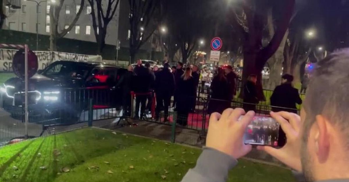 125 anni Milan, l’arrivo di Fonseca al party nel silenzio dei tifosi | VIDEO