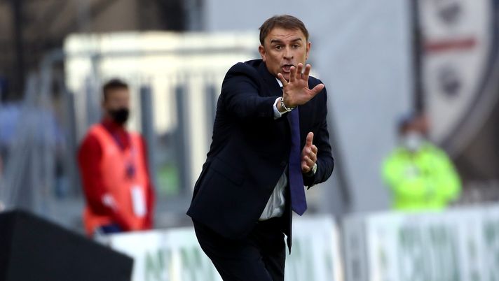 CAGLIARI, ITALY - APRIL 03: Leonardo Semplici coach of Cagliari reacts during the Serie A match between Cagliari Calcio and Hellas Verona FC at Sardegna Arena on April 03, 2021 in Cagliari, Italy. (Photo by Enrico Locci/Getty Images) Spezia, Semplici: “La salvezza la meritiamo noi, siamo sereni e fiduciosi” - immagine 1