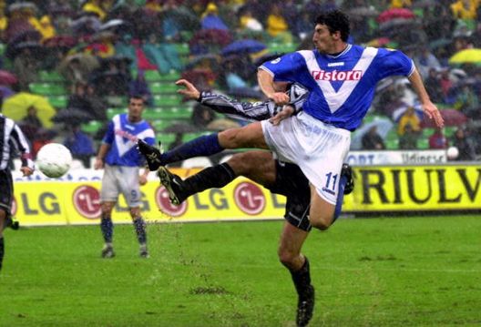 01 ottobre 2000: Dario Hubner di Brescia in azione durante la partita di campionato di Serie A tra Udinese e Brescia giocata allo Stadio Friuli di Udine Brescia-Mantova nel segno di Hubner, il più grande errore del calcio italiano- immagine 8