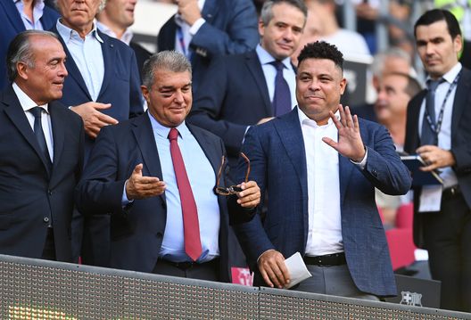 Joan Laporta, presidente dell'FC Barcellona, insieme a Ronaldo, presidente del Real Valladolid CF, prima della partita de LaLiga Santander tra FC Barcellona e Real Valladolid CF al Camp Nou il 28 agosto 2022 a Barcellona, Spagna. (Foto di David Ramos/Getty Images) Né Diaz, né Rashford, Pedro indica la via al Barça: “Meglio un talento della cantera”- immagine 4