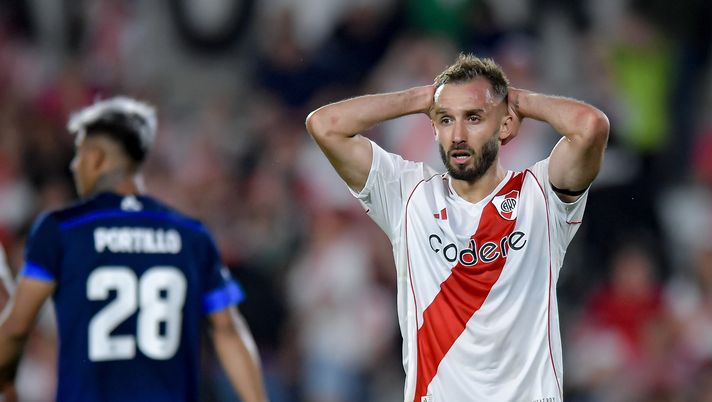 BUENOS AIRES, ARGENTINA - SEPTEMBER 29: German Pezzella of River Plate reacts during a Liga Profesional 2024 match between River Plate and Talleres at Estadio Mas Monumental Antonio Vespucio Liberti on September 29, 2024 in Buenos Aires, Argentina. (Photo by Marcelo Endelli/Getty Images) Pezzella: “Affrontare l’Inter sarà fantastico. Siamo convinti di poter battere chiunque” - immagine 1