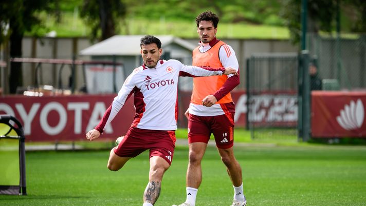 ROME, ITALY - FEBRUARY 14: AS Roma player Leandro Paredes during a training session at Centro Sportivo Fulvio Bernardini on February 14, 2025 in Rome, Italy. (Photo by Fabio Rossi/AS Roma via Getty Images) Trigoria, ripresa dopo il Porto: nel mirino il Parma. In campo Hummels e Paredes - immagine 1