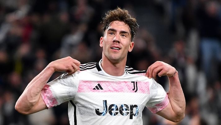 TURIN, ITALY - APRIL 02: Dusan Vlahovic of Juventus celebrates scoring his team's second goal during the Coppa Italia Semi-Final match between Juventus FC and SS Lazio at the Allianz Stadium on April 02, 2024 in Turin, Italy. (Photo by Valerio Pennicino/Getty Images) I voti di Cagliari-Juve per il fanta: da McKennie e Milik a Viola, le scelte! Luvumbo più di Vlahovic - immagine 1