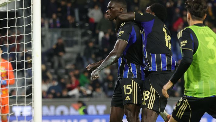 PISA, ITALY - NOVEMBER 7: Idrissa Touré of Pisa Sporting Club celebrates after scoring a goal during the Serie A match between Pisa SC and US Cremonese at Arena Garibaldi on November 7, 2025 in Pisa, Italy. (Photo by Gabriele Maltinti/Getty Images) Serie A, Pisa-Cremonese 1-0: Touré firma il primo successo dei neroazzurri in A - immagine 1
