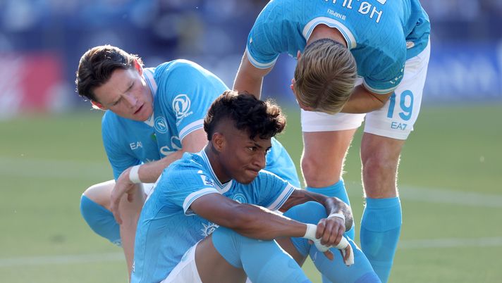 NAPLES, ITALY - MAY 24: Alisson Santos of SSC Napoli injured during the Serie A match between SSC Napoli and Udinese Calcio at Stadio Diego Armando Maradona on May 24, 2026 in Naples, Italy. (Photo by Francesco Pecoraro/Getty Images) Napoli-Udinese, tegola per gli azzurri: Alisson out per infortunio, dentro KDB - immagine 1