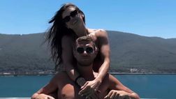 VIDEO / Ex Inter, Dzeko e la moglie ballano scatenati in spiaggia: “Giovani e selvaggi”