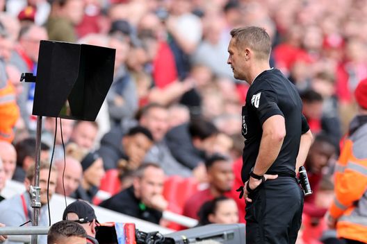 Sempre VAR, durante un match di Premier League. (Photo by Jan Kruger/Getty Images) Incredibile ma vero: un club svedese di terza categoria ha fatto cambiare la regola del fuorigioco- immagine 3