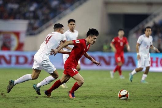 HANOI, VIETNAM - MARCH 26: Nguyen Hoang Duc of Vietnam controls the ball against Jay Idzes of Indonesia during the FIFA World Cup Asian second qualifier Group F match between Vietnam and Indonesia at My Dinh National Stadium on March 26, 2024 in Hanoi, Vietnam. (Photo by Minh Hoang/Getty Images) Si scalda l’asse Fiorentina-Venezia, i viola sondano un difensore- immagine 2