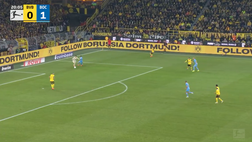 VIDEO / Dortmund, che papera del portiere! Fa segnare un gol a porta vuota
