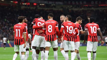 MILAN, ITALY - SEPTEMBER 14: Tammy Abraham of AC Milan celebrates with team-mates after scoring the goal during the Serie A match between Milan and Venezia at Stadio Giuseppe Meazza on September 14, 2024 in Milan, Italy. (Photo by Claudio Villa/AC Milan via Getty Images)