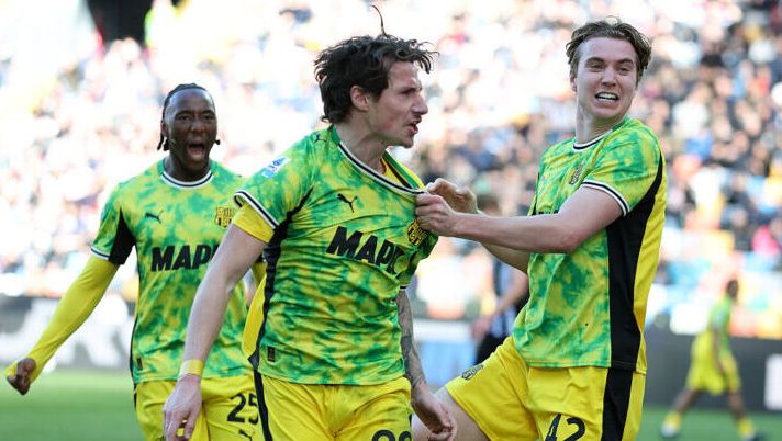 UDINE, ITALY - FEBRUARY 15: Andrea Pinamonti of Sassuolo celebrates scoring his team's second goal with teammate Kristian Thorstvedt during the Serie A match between Udinese Calcio and US Sassuolo Calcio at Stadio Friuli on February 15, 2026 in Udine, Italy. (Photo by Timothy Rogers/Getty Images) I voti di Udinese-Sassuolo al fanta: Pinamonti più di Laurienté! Atta come Berardi e Solet come Kone - immagine 1
