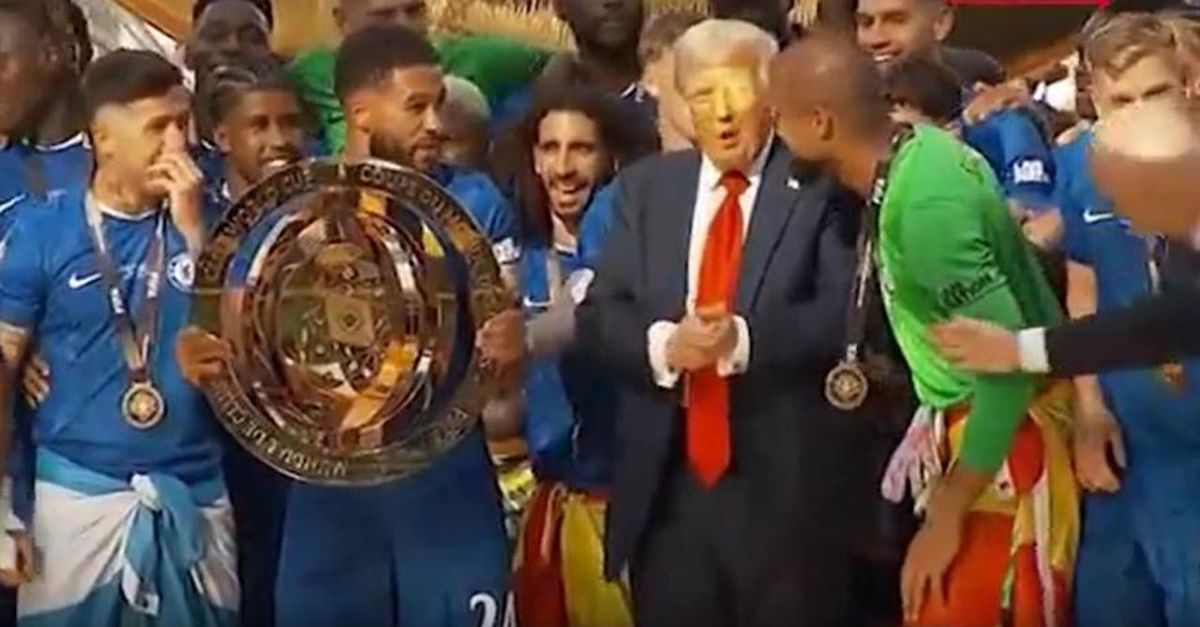 Mondiale per Club al Chelsea: la gaffe di Trump alla premiazione | VIDEO Mondiale per Club al Chelsea: la gaffe di Trump alla premiazione | VIDEO