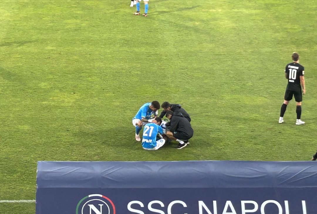 Termina il match di Politano con l'Augsburg: il giocatore esce zoppicante