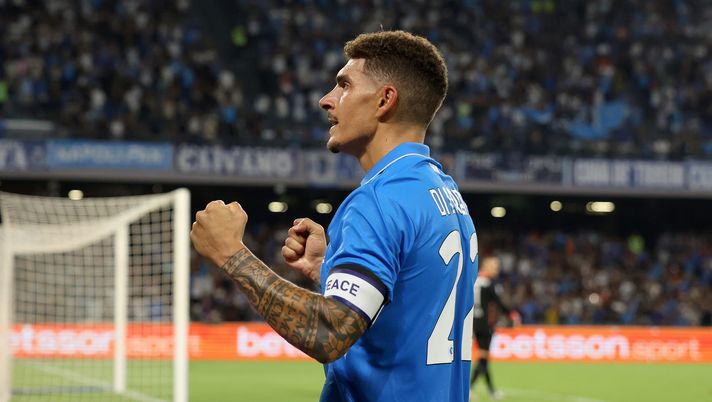 NAPLES, ITALY - AUGUST 25: Giovanni Di Lorenzo of SSC Napoli celebrates after scoring his side's first goal during the Serie match between Napoli and Bologna at Stadio Diego Armando Maradona on August 25, 2024 in Naples, Italy. (Photo by Francesco Pecoraro/Getty Images) Polverosi: “Di Lorenzo è rimasto a Napoli solo per Conte, Lukaku migliorerà Kvara” - immagine 1