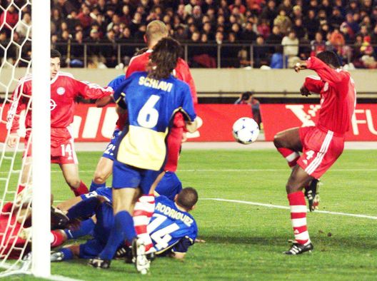 Il tap-in vincente di Sammy Kuffour nel 2001. (Foto di Getty Images) Bayern Monaco: la storia al Mondiale per club e i tre gol più belli- immagine 3