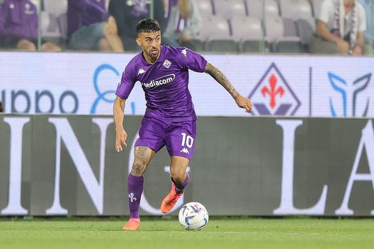 FLORENCE, ITALY - MAY 19: Nicolás Iván González of ACF Fiorentina in action during the Serie A TIM match between ACF Fiorentina and SSC Napoli at Stadio Artemio Franchi on May 19, 2024 in Florence, Italy.(Photo by Gabriele Maltinti/Getty Images) Bucciantini: “Mai cambiare Nico con Colpani. Kean? Ancora non lo inquadro”- immagine 2