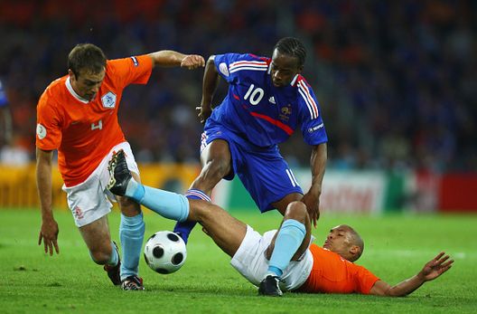 Sidney Govou della Francia viene sfidato da Joris Mathijsen (a sinistra) e Nigel de Jong dei Paesi Bassi durante la partita del Gruppo C di UEFA EURO 2008 tra Paesi Bassi e Francia allo Stade de Suisse Wankdorf il 13 giugno 2008 a Berna, Svizzera. (Foto di Ian Walton/Getty Images) Francia, Sidney Govou ricorda il suo calvario: “Ho rischiato l’amputazione di una gamba”- immagine 2