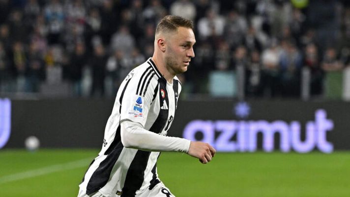 TURIN, ITALY - MARCH 29: Teun Koopmeiners of Juventus runs with the ball during the Serie A match between Juventus and Genoa at Allianz Stadium on March 29, 2025 in Turin, Italy. (Photo by Filippo Alfero - Juventus FC/Juventus FC via Getty Images) Juve, via alla preparazione per il Mondiale. Da Bremer a Koop e Kolo Muani: le ultime - immagine 1
