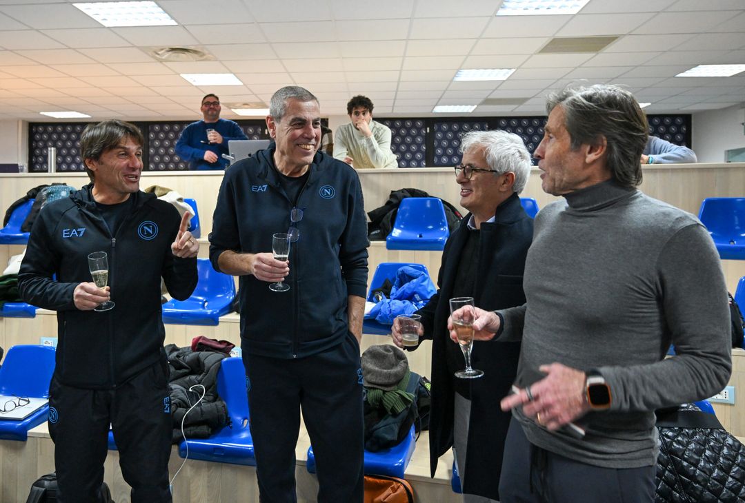 GALLERY Conte e Oriali, brindisi con i giornalisti dopo la conferenza pre Genoa - immagine 3