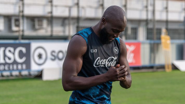 NAPLES, ITALY - AUGUST 29: SSC Napoli player Romelu Lukaku attends his first training at SSC Napoli Training Center on August 29, 2024 in Castel Volturno (Caserta), Italy. (Photo by SSC NAPOLI/SSC NAPOLI via Getty Images) Lukaku non si è mai fermato, neppure durante i giorni di riposo. Il retroscena - immagine 1