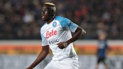 Juve-Napoli, Osimhen fa 5-1 con le mani: le immagini del gesto