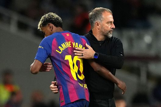 BARCELLONA, SPAGNA - 2 NOVEMBRE: Lamine Yamal dell'FC Barcelona interagisce con Hansi Flick, capo allenatore dell'FC Barcelona, mentre viene sostituito durante la partita LaLiga EA Sports tra FC Barcelona ed Elche CF allo Spotify Camp Nou il 2 novembre 2025 a Barcellona, Spagna. (Foto di Alex Caparros/Getty Images) Lamine Yamal, altro che stagione a rilento: i suoi numeri fino ad oggi- immagine 2