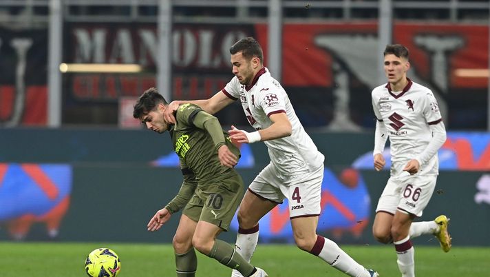 MILAN, ITALY - FEBRUARY 10: Rafael Leao of AC Milan competes for the ball with Alessandro Buongiorno of Torino FC during the Serie A match between AC Milan and Torino FC at Stadio Giuseppe Meazza on February 10, 2023 in Milan, Italy. (Photo by Claudio Villa/AC Milan via Getty Images) Torino, il punto dall’infermeria: Buongiorno è recuperabile per la Cremonese - immagine 1