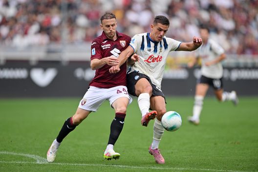 TURIN, ITALY - SEPTEMBER 21: Nikola Krstovi of Atalanta BC evades challenge from Ardian Ismajli of Torino FC during the Serie A match between Torino FC and Atalanta BC at Stadio Olimpico di Torino on September 21, 2025 in Turin, Italy. (Photo by Chris Ricco/Getty Images)