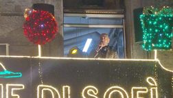 Decibel Bellini intrattiene i passanti a Via Toledo: lo show del famoso dj