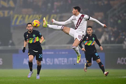 MILAN, ITALY - DECEMBER 22: Sasa Lukic of Torino FC in action during the Serie A match between FC Internazionale and Torino FC at Stadio Giuseppe Meazza on December 22, 2021 in Milan, Italy. (Photo by Mattia Ozbot - Inter/Inter via Getty Images)