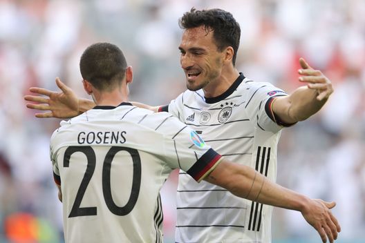 MUNICH, GERMANY - JUNE 19: Robin Gosens of Germany celebrates with Mats Hummels after scoring their side's fourth goal during the UEFA Euro 2020 Championship Group F match between Portugal and Germany at Football Arena Munich on June 19, 2021 in Munich, Germany. (Photo by Alexander Hassenstein/Getty Images) Anche la Roma in Europa. Juric cambia con vista Fiorentina- immagine 2