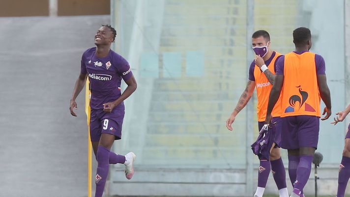 FLORENCE, ITALY - JULY 19: Christian Kouame of ACF Fiorentina celebrates after scoring a goal during the Serie A match between ACF Fiorentina and Torino FC at Stadio Artemio Franchi on July 19, 2020 in Florence, Italy. (Photo by Gabriele Maltinti/Getty Images) La probabile formazione della Fiorentina: ballottaggio Biraghi-Lirola. In avanti c’è Kouamè - immagine 1