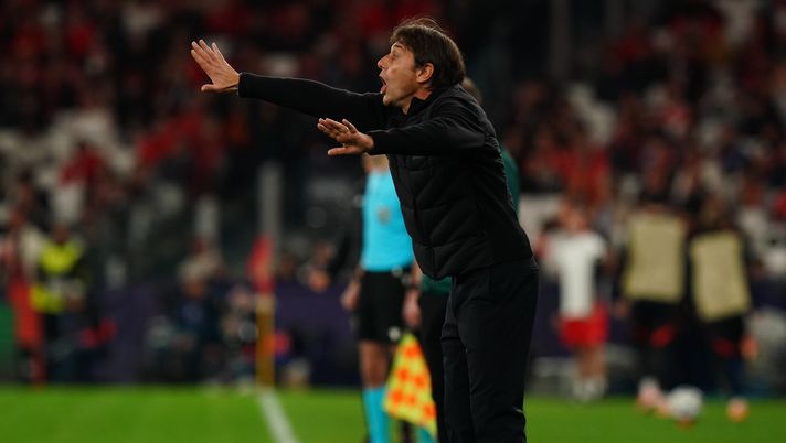 LISBON, PORTUGAL - DECEMBER 10: Head Coach Antonio Conte of SSC Napoli in action during the UEFA Champions League 2025/26 League Phase MD6 match between SL Benfica and SSC Napoli at Estadio da Luz on December 10, 2025 in Lisbon, Portugal. (Photo by Gualter Fatia/Getty Images) Notizie Udinese – Napoli decimato in tutti i reparti! Gli infortunati - immagine 1