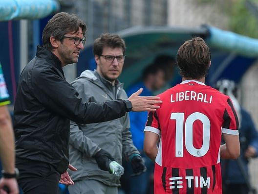 ROMA, ITALIA - 28 APRILE: Mattia Liberali del Milan U20 festeggia con Federico Guidi, allenatore del Milan U20, durante la partita Primavera 1 tra SS Lazio U20 e Milan U20 al Centro Sportivo di Formello il 28 aprile 2025 a Roma, Italia. (Foto di Silvia Lore/AC Milan tramite Getty Images)... liberali-milan-catanzaro-fonseca-florenzi