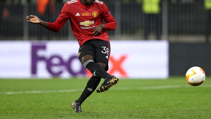 GDANSK, POLAND - MAY 26: Axel Tuanzebe of Manchester United scores their team's ninth penalty in the penalty shoot out during the UEFA Europa League Final between Villarreal CF and Manchester United at Gdansk Arena on May 26, 2021 in Gdansk, Poland. (Photo by Maja Hitij/Getty Images) Tuanzebe fa causa al Manchester United: “Danneggiato con consigli medici sbagliati” - immagine 1