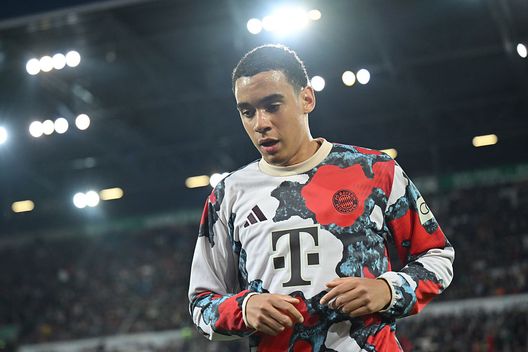 Jamal Musiala del Bayern Monaco osserva la partita di Bundesliga tra Augsburg e Bayern Monaco alla WWK-Arena il 4 aprile 2025 ad Augusta, Germania. (Foto di Sebastian Widmann/Getty Images) Musiala