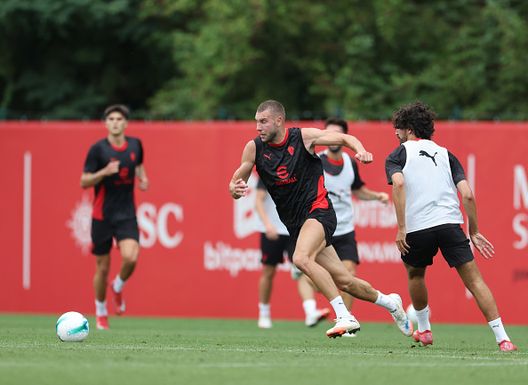 CAIRATE, ITALY - JULY 19: Strahinja Pavlovic ce lamette già tutta (Photo by Claudio Villa/AC Milan via Getty Images) Oggi a Milanello