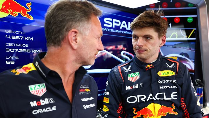 BARCELONA, SPAIN - MAY 30: Christian Horner, Team Principal of Oracle Red Bull Racing and Max Verstappen of the Netherlands and Oracle Red Bull Racing in the garage during practice ahead of the F1 Grand Prix of Spain at Circuit de Barcelona-Catalunya on May 30, 2025 in Barcelona, Spain. (Photo by Mark Thompson/Getty Images) Red Bull, Horner: “Non possiamo dire che Verstappen resterà al 100%” - immagine 1