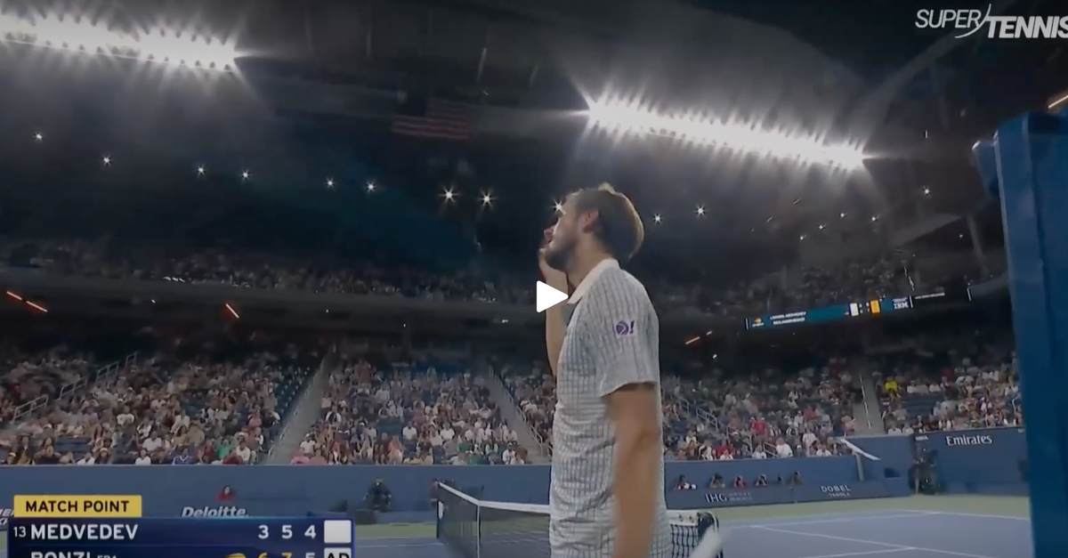 VIDEO / Medvedev, scenata surreale: fotografo in campo sul match point e lui…