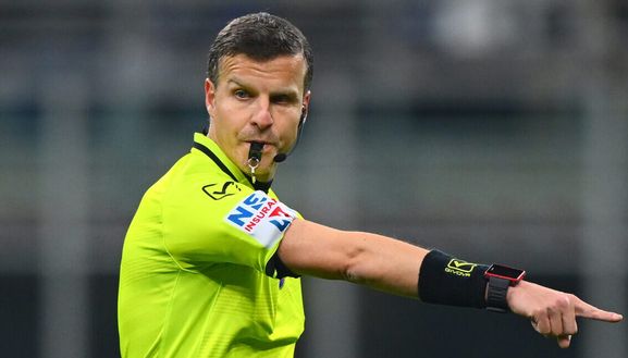 MILAN, ITALY - FEBRUARY 10: Referre Federico La Penna in action during the Serie A match between FC Internazionale and Fiorentina at Stadio Giuseppe Meazza on February 10, 2025 in Milan, Italy. (Photo by Mattia Pistoia - Inter/Inter via Getty Images) la penna