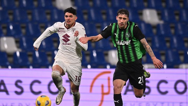 REGGIO NELL'EMILIA, ITALY - FEBRUARY 10: Raoul Bellanova of Torino FC competes for the ball with Mattia Viti of US Sassuolo during the Serie A TIM match between US Sassuolo and Torino FC - Serie A TIM at Mapei Stadium - Citta' del Tricolore on February 10, 2024 in Reggio nell'Emilia, Italy. (Photo by Alessandro Sabattini/Getty Images) Toro News Award 2023/24: Bellanova MVP col Sassuolo, segue Zapata - immagine 1