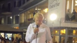 VIDEO / Genoa, Thorsby e Sabelli show: karaoke in piazza