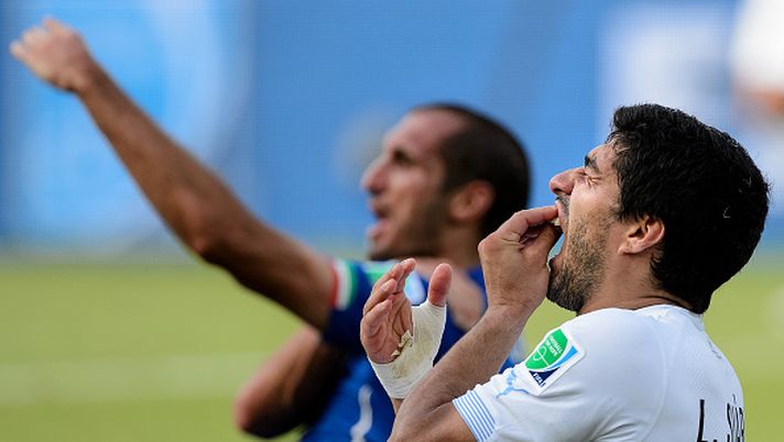 NATAL, BRAZIL - JUNE 24: Luis Suarez (R) of Uruguay and Giorgio Chiellini (L) of Italy react after a clash during the 2014 FIFA World Cup Brazil Group D match between Italy and Uruguay at Estadio das Dunas on June 24, 2014 in Natal, Brazil. (Photo by Matthias Hangst/Getty Images) 12 anni fa l’ultima gara dell’Italia ai Mondiali: ricordate il morso di Suarez? - immagine 1