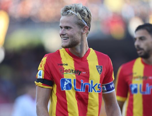 LECCE, ITALY - OCTOBER 02: Morten Hjulmand during the Serie A match between US Lecce and US Cremonese at Stadio Via del Mare on October 02, 2022 in Lecce, Italy. (Photo by Maurizio Lagana/Getty Images) Amrabat e quel nodo che lega il mercato viola: Hjulmand il suo sostituto?- immagine 2