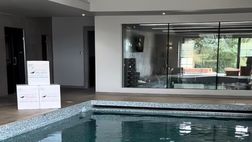 Bailey svuota la sua villa a due piani di Birmingham: le immagini del trasloco