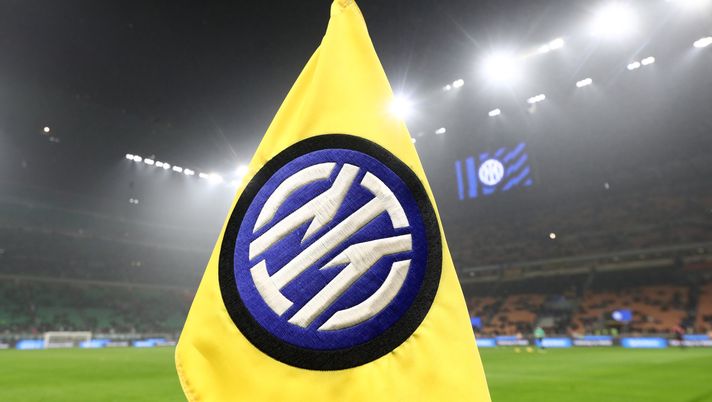 MILAN, ITALY - DECEMBER 19: A detailed view of the FC Internazionale badge on the corner flag prior to the Coppa Italia, Round of 16 match between FC Internazionale and Udinese Calcio at Stadio Giuseppe Meazza on December 19, 2024 in Milan, Italy. (Photo by Marco Luzzani/Getty Images) Calciomercato Udinese – Colpo nuovo dall’Inter: Pozzo prepara l’affare- immagine 1
