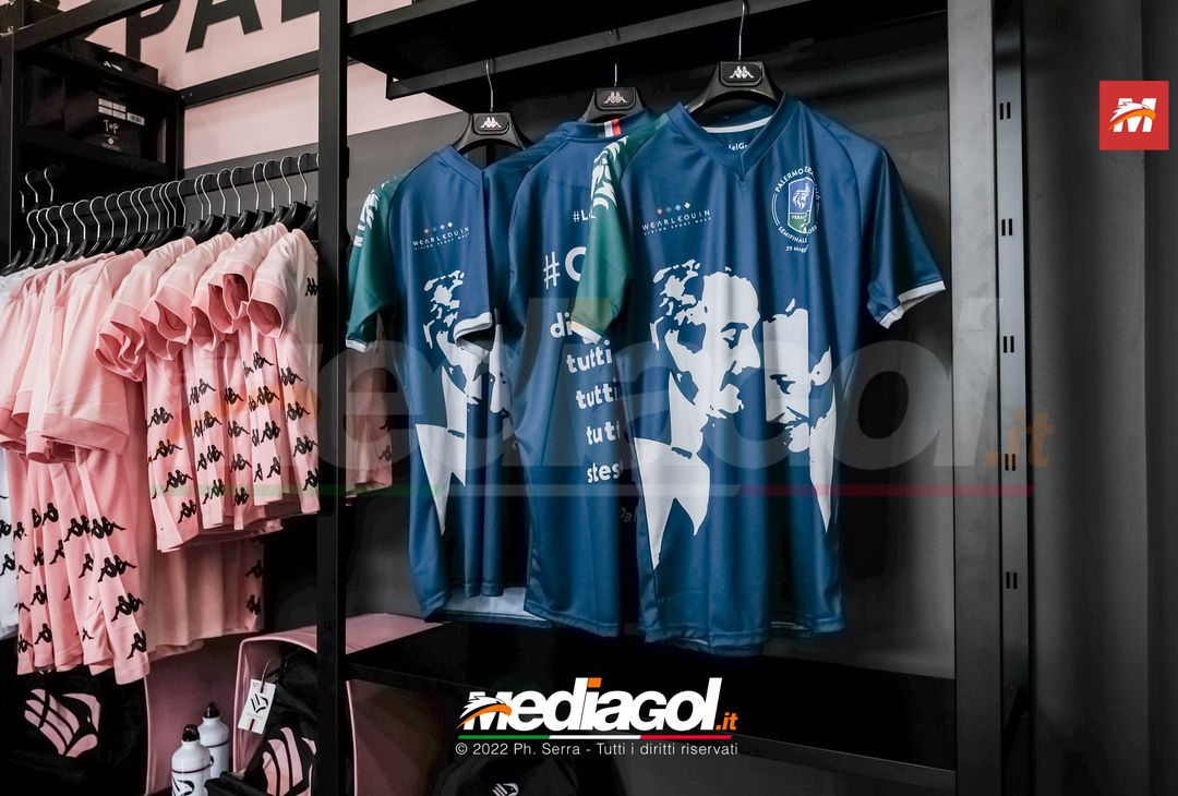 FOTO Palermo-Padova, tifosi in coda al “Barbera” per un biglietto (Gallery) - immagine 6