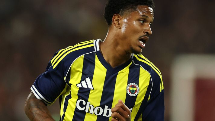 ROTTERDAM, NETHERLANDS - AUGUST 06: Jayden Oosterwolde of Fenerbahce in action during the UEFA Champions League Third Qualifying Round First Leg match between Feyenoord and Fenerbahce at Feyenoord Stadium on August 06, 2025 in Rotterdam, Netherlands. (Photo by Dean Mouhtaropoulos/Getty Images) Mercato Roma, primi contatti per Oosterwolde: trattativa in piedi con il Fenerbahce - immagine 1
