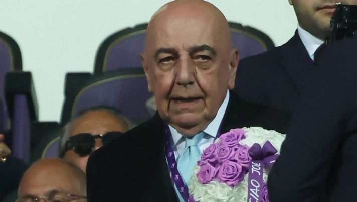 Bel gesto di Galliani: un fiore al posto che era di Barone in tribuna autorità - immagine 1