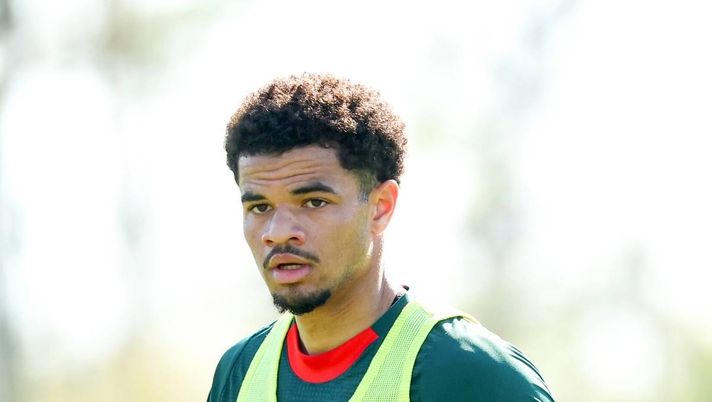 Zachary Athekame (difensore AC Milan), qui durante una seduta di allenamento con i rossoneri a Milanello | News (Getty Images) Milan verso il 4-3-3: ecco perché Athekame è già pronto. E quella frase su Saelemaekers ...